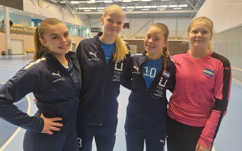 Fire jenter på Regional samling med 2010