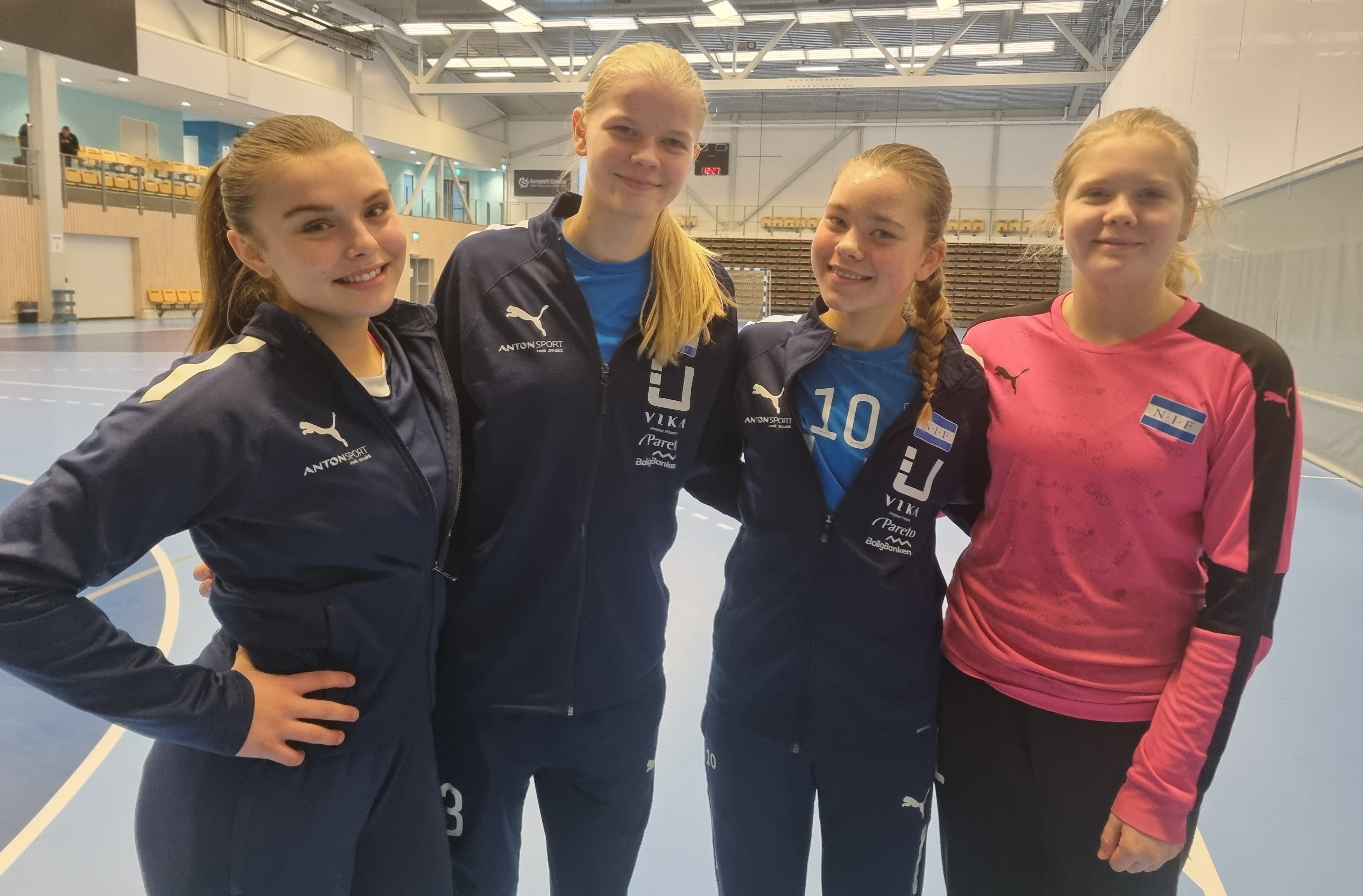 Fire jenter på Regional samling med 2010