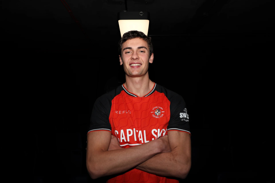 Sverre Sandal solgt til England